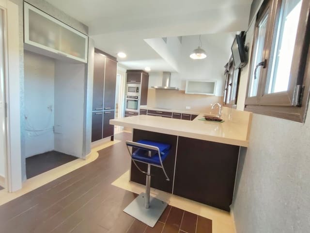 4 makuuhuone Kattohuoneisto myytävänä paikassa Estepona mukana uima-altaan - 395 000 € (Ref: 9616776)