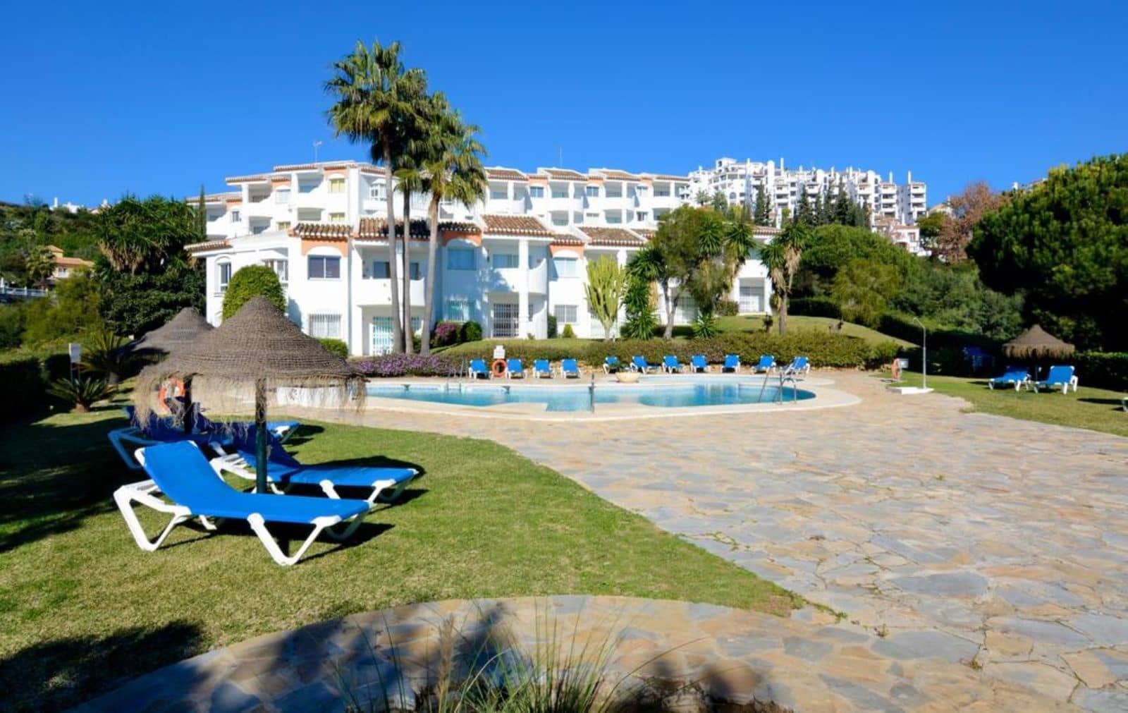 2 bedroom Apartment for sale in Calahonda with pool - € 275,000 (Ref: 9616784)