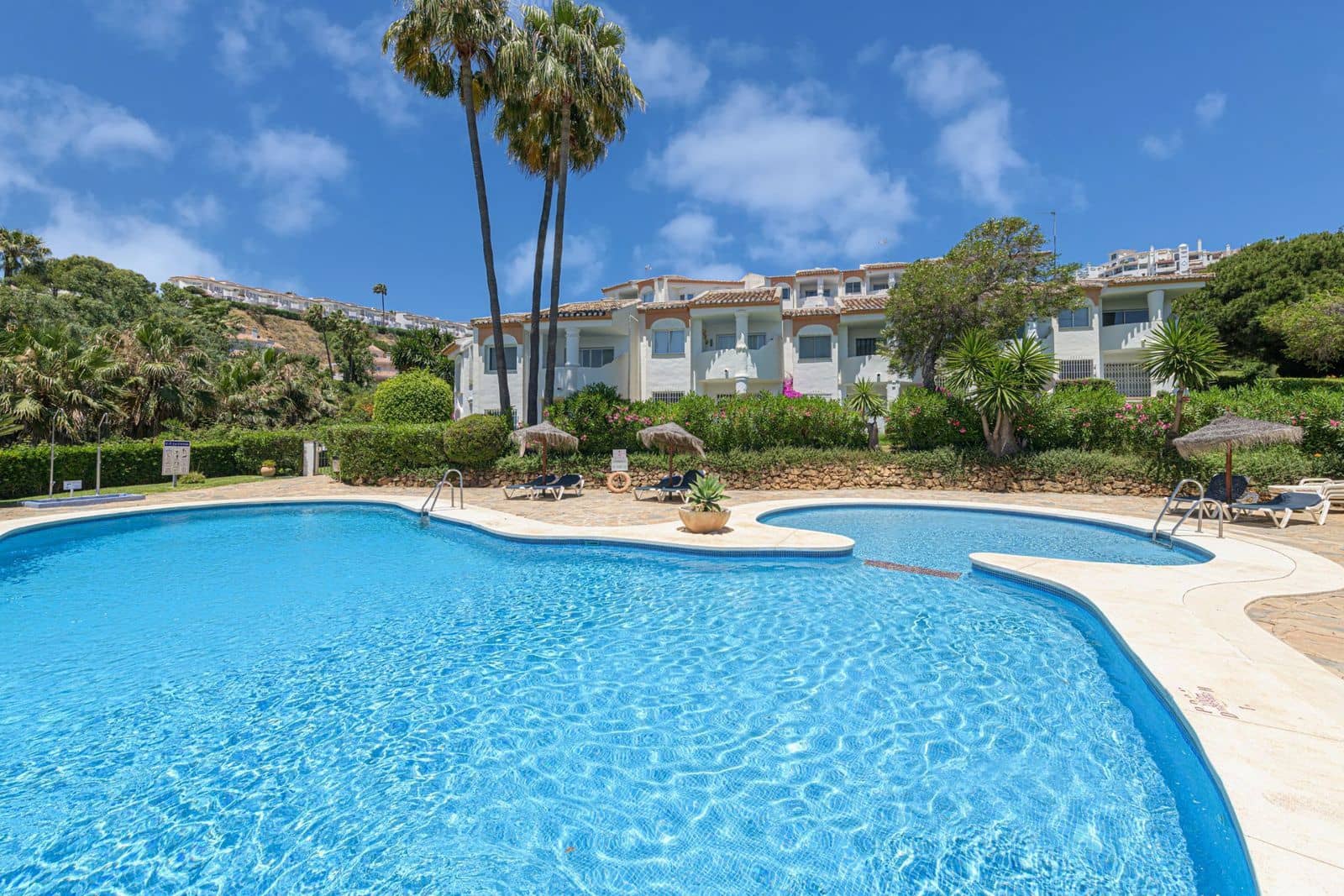 2 bedroom Apartment for sale in Calahonda with pool - € 275,000 (Ref: 9616784)