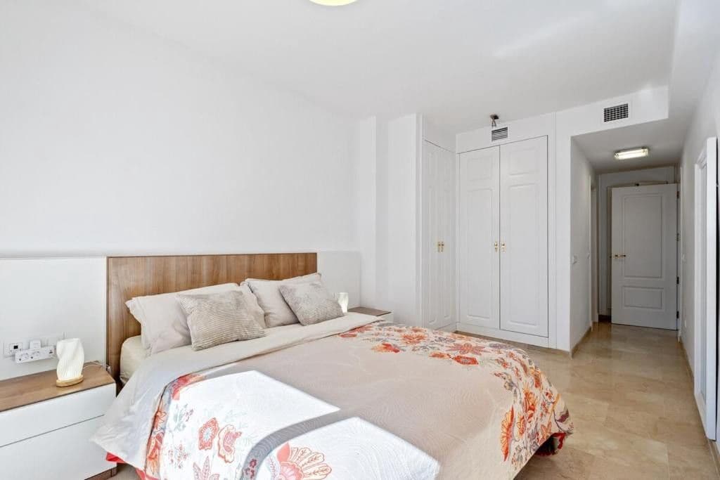 2 bedroom Apartment for sale in La Duquesa / Puerto de la Duquesa with pool - € 430,000 (Ref: 9619688)