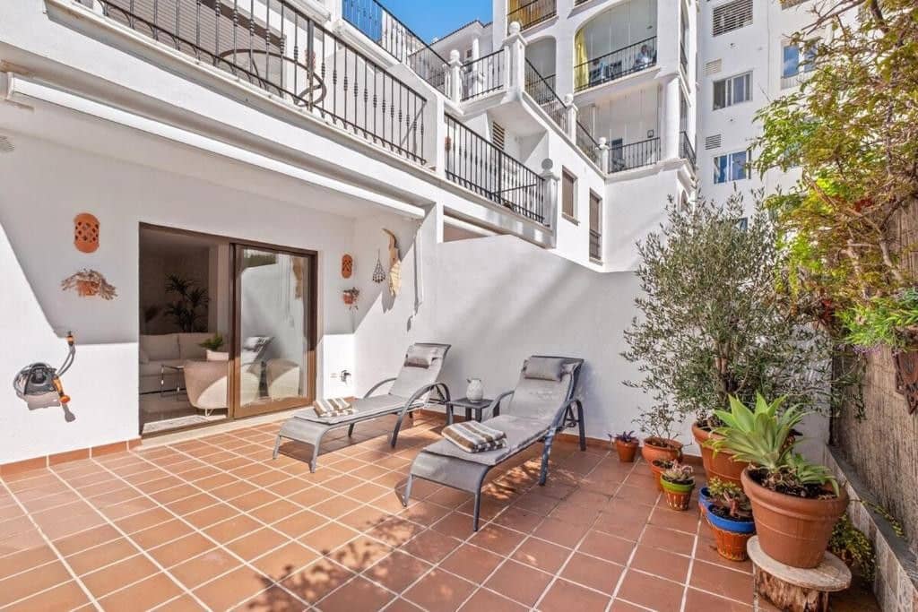 2 bedroom Apartment for sale in La Duquesa / Puerto de la Duquesa with pool - € 430,000 (Ref: 9619688)