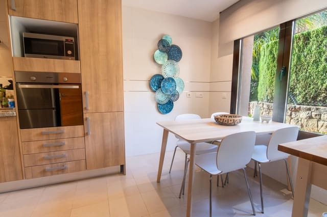 3 bedroom Townhouse for sale in Estepona with pool garage - € 470,000 (Ref: 9619711)