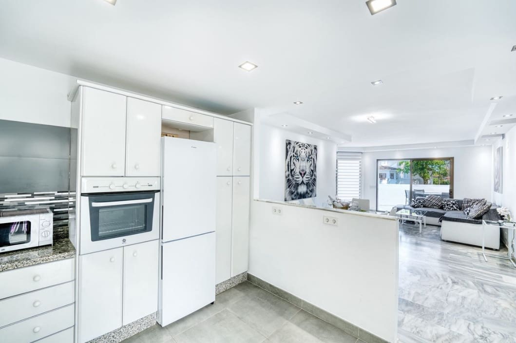 2 soveværelse Lejlighed til salg i Elviria med swimmingpool garage - € 470.000 (Ref: 9621942)