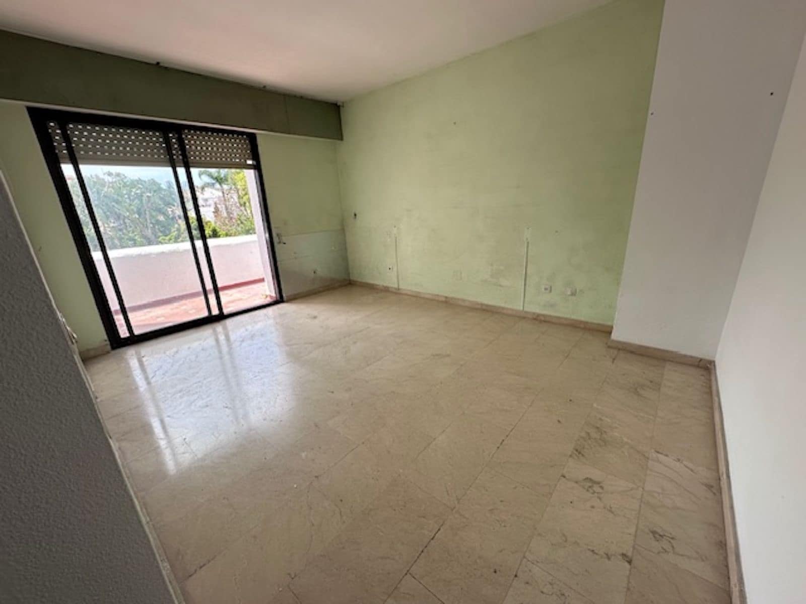 2 sovrum Lägenhet till salu i Estepona med pool garage - 325 000 € (Ref: 9621992)