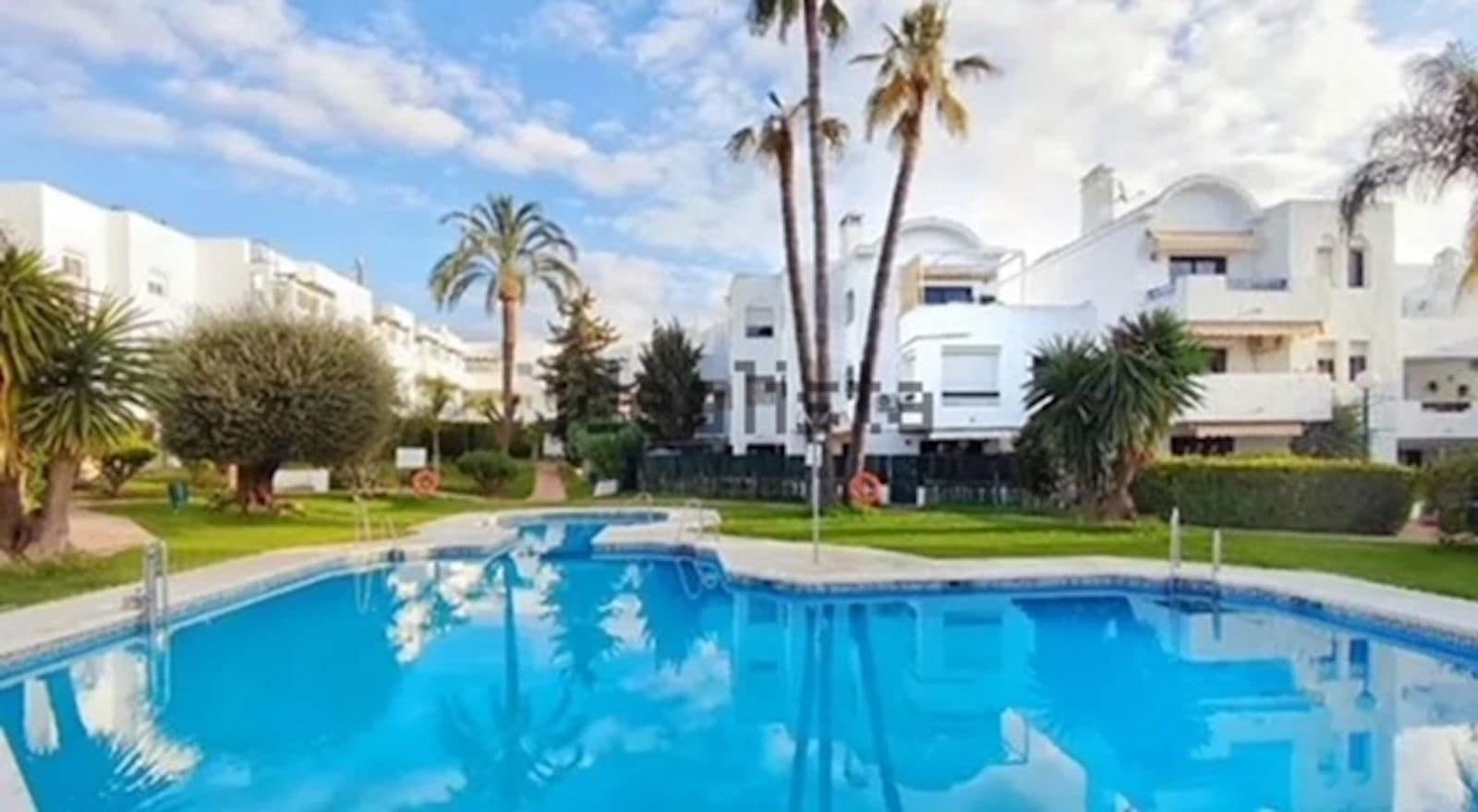 2 sovrum Lägenhet till salu i Estepona med pool garage - 325 000 € (Ref: 9621992)