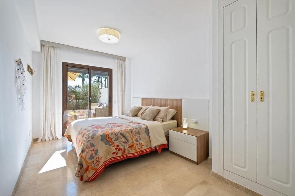 2 makuuhuone Huoneisto myytävänä paikassa La Duquesa / Puerto de la Duquesa mukana uima-altaan - 430 000 € (Ref: 9627914)