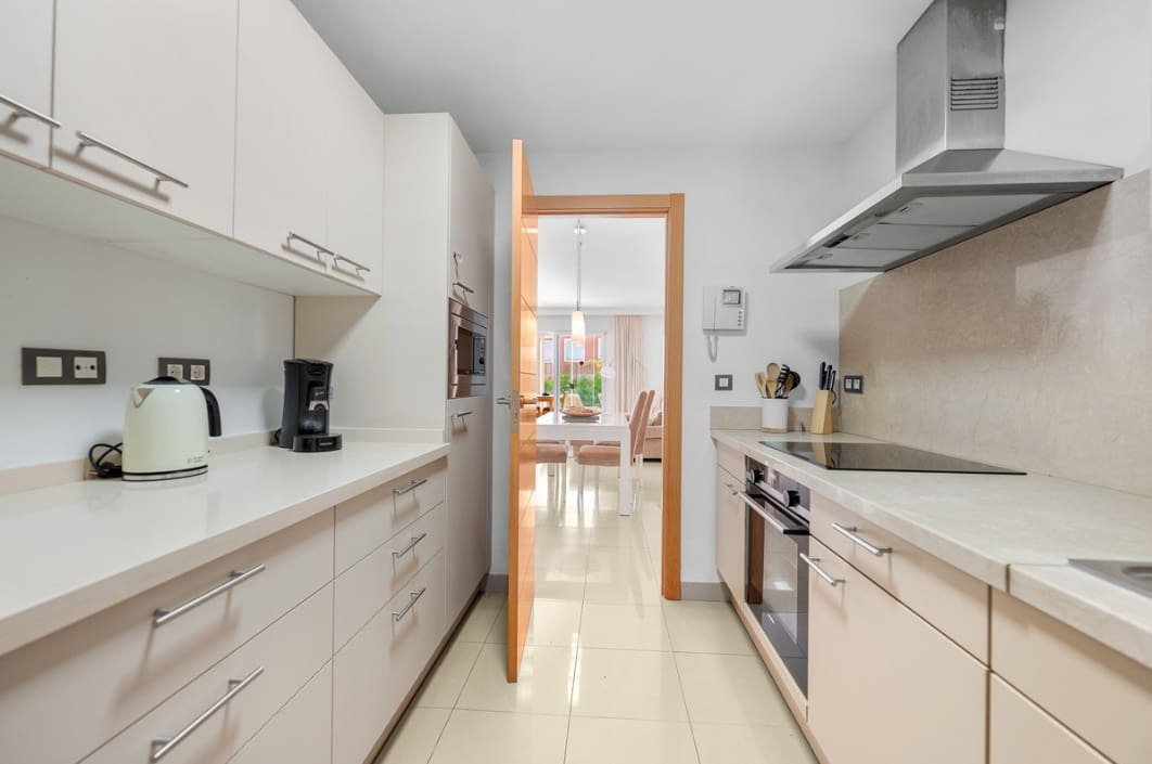 2 makuuhuone Huoneisto myytävänä paikassa Estepona mukana uima-altaan 
autotalli - 399 000 € (Ref: 9634610)