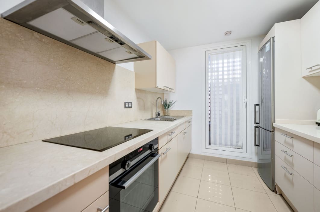 2 makuuhuone Huoneisto myytävänä paikassa Estepona mukana uima-altaan 
autotalli - 399 000 € (Ref: 9634610)