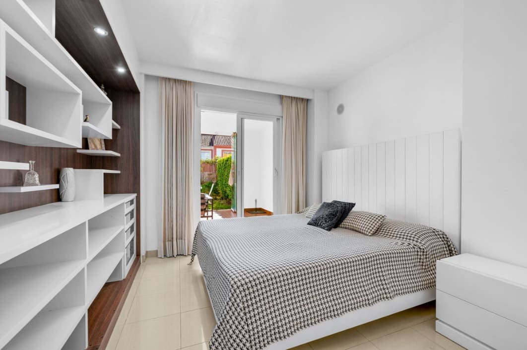 2 makuuhuone Huoneisto myytävänä paikassa Estepona mukana uima-altaan 
autotalli - 399 000 € (Ref: 9634610)