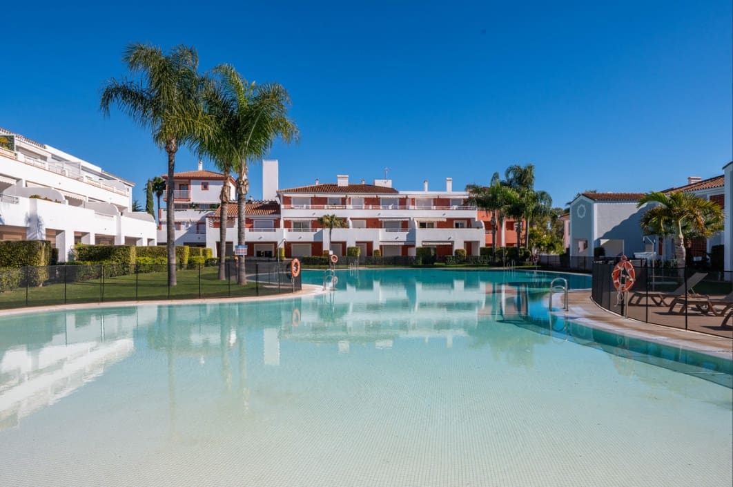 2 makuuhuone Huoneisto myytävänä paikassa Estepona mukana uima-altaan 
autotalli - 399 000 € (Ref: 9634610)