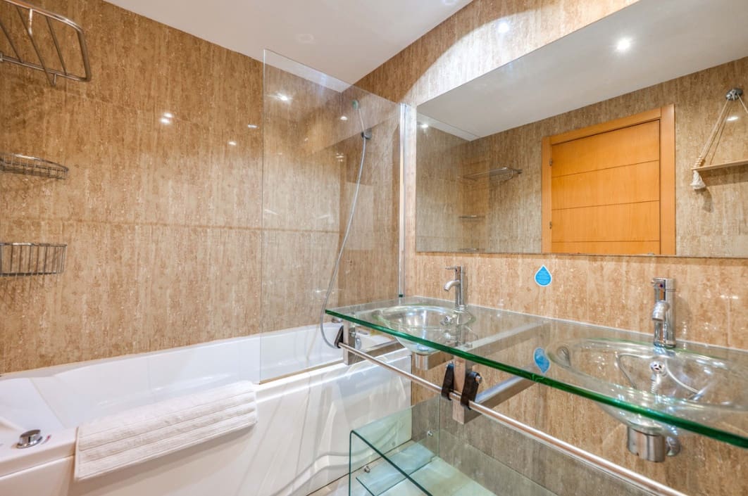 2 makuuhuone Huoneisto myytävänä paikassa Estepona mukana uima-altaan 
autotalli - 399 000 € (Ref: 9634610)