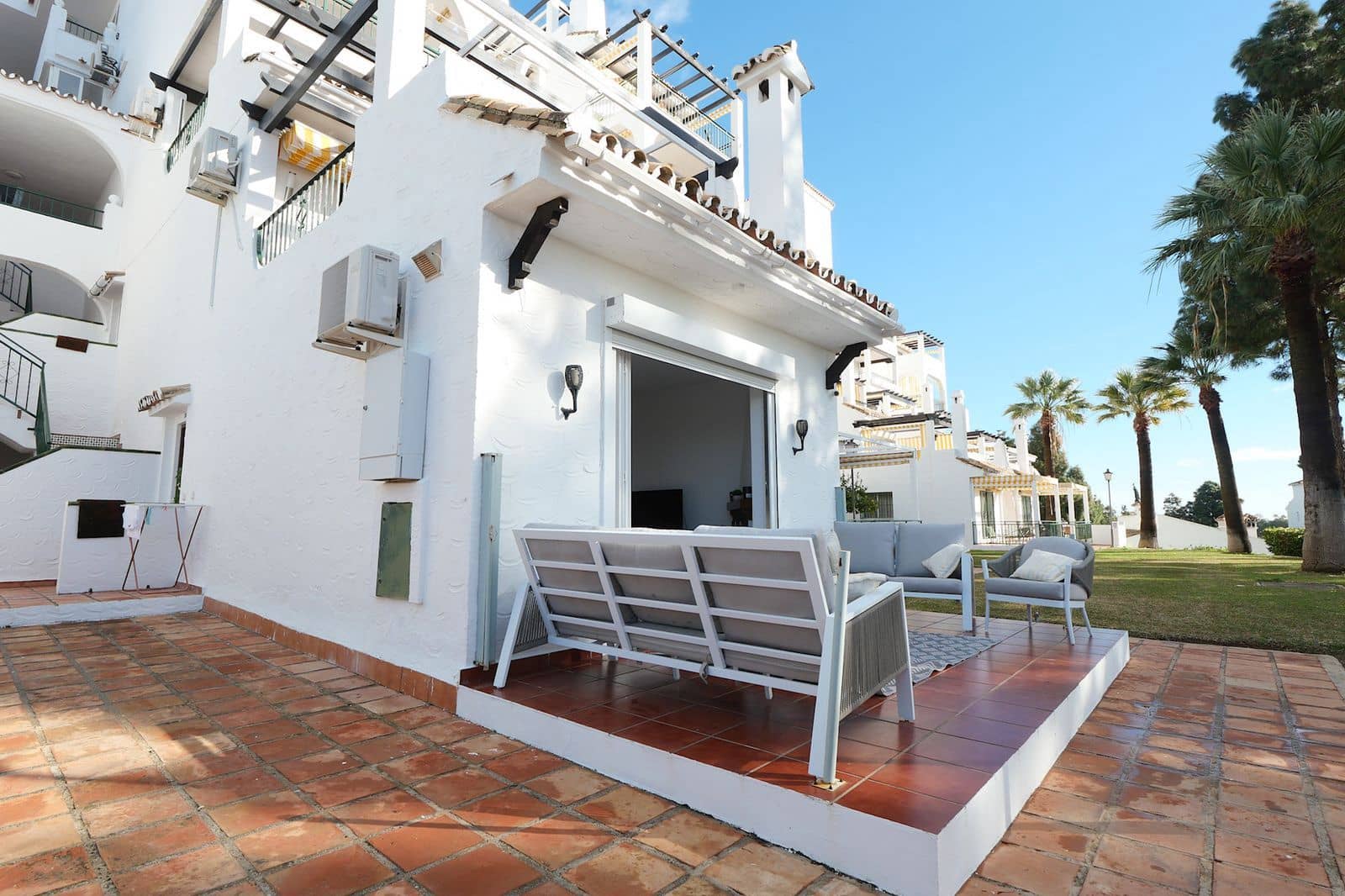 2 bedroom Apartment for sale in Calahonda with pool - € 349,000 (Ref: 9634642)