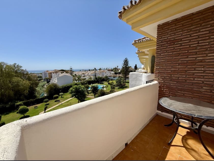 2 bedroom Penthouse for sale in Calahonda with pool - € 379,000 (Ref: 9637952)