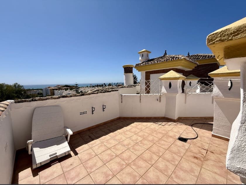 2 bedroom Penthouse for sale in Calahonda with pool - € 379,000 (Ref: 9637952)