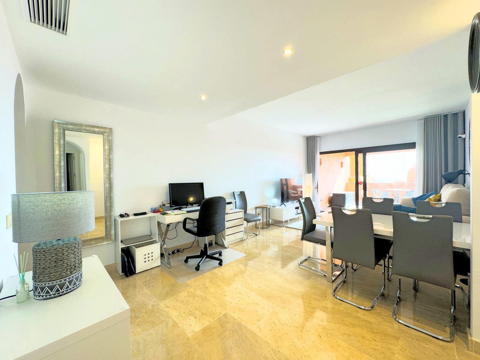 Apartamento de 2 habitaciones en La Duquesa / Puerto de la Duquesa en venta con piscina - 315.000 € (Ref: 9639441)