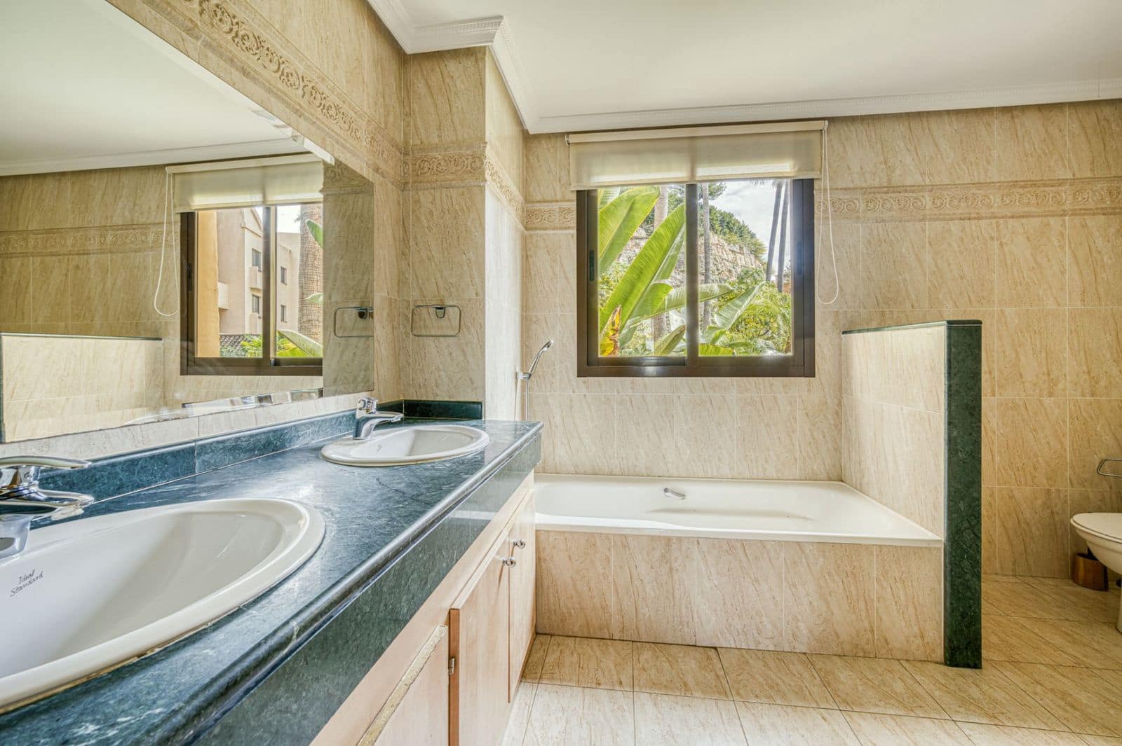 2 slaapkamer Appartement te koop in Benahavis met zwembad garage - € 435.000 (Ref: 9640415)