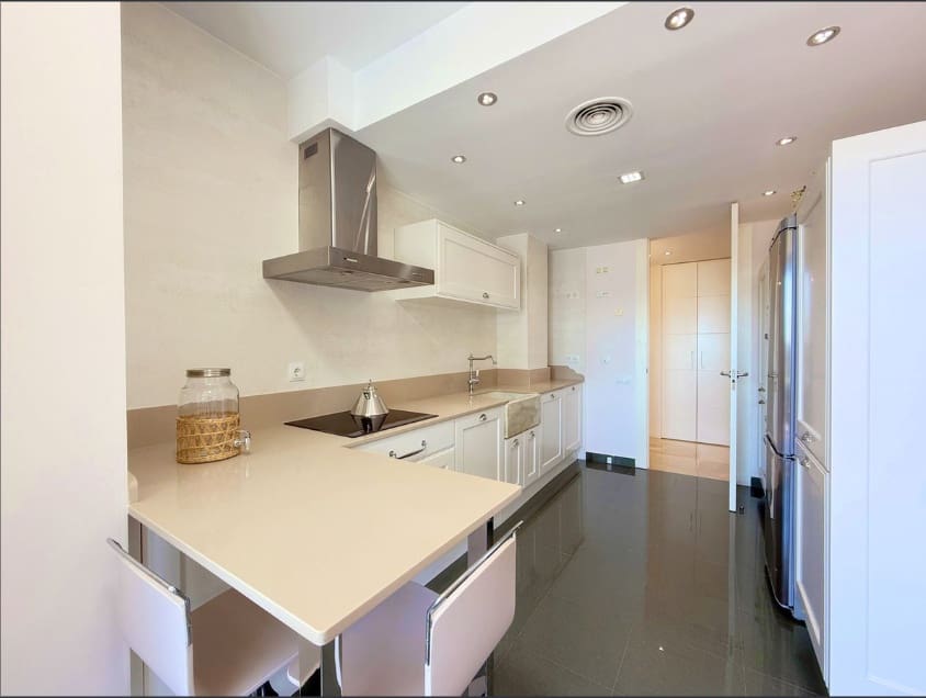 3 sypialnia Apartament na sprzedaż w La Duquesa / Puerto de la Duquesa z basenem garażem - 398 000 € (Ref: 9640416)