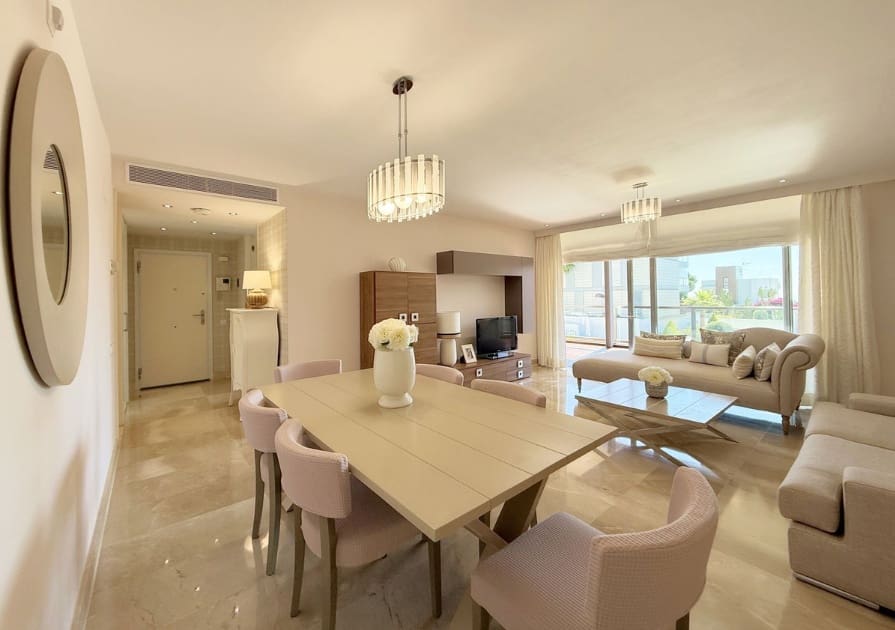 3 sypialnia Apartament na sprzedaż w La Duquesa / Puerto de la Duquesa z basenem garażem - 398 000 € (Ref: 9640416)