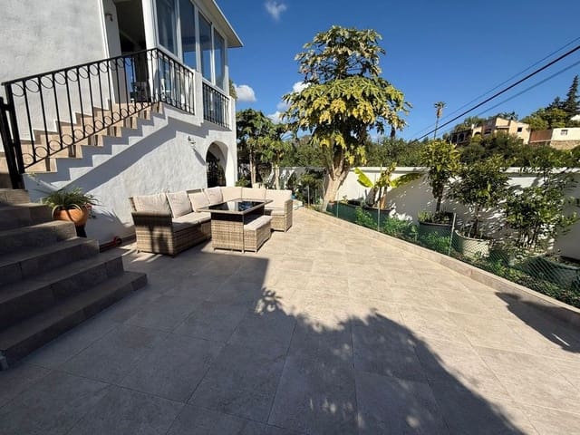 3 makuuhuone Omakotitalo myytävänä paikassa Estepona mukana uima-altaan - 360 000 € (Ref: 9640450)