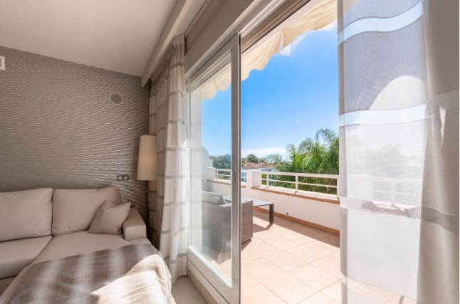 Ático de 2 habitaciones en Estepona en venta con piscina - 419.000 € (Ref: 9640475)