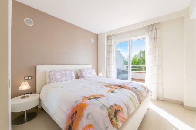 Ático de 2 habitaciones en Estepona en venta con piscina - 419.000 € (Ref: 9640475)