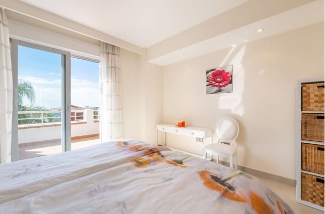 Ático de 2 habitaciones en Estepona en venta con piscina - 419.000 € (Ref: 9640475)