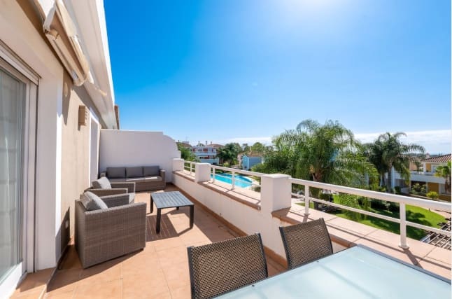 Ático de 2 habitaciones en Estepona en venta con piscina - 419.000 € (Ref: 9640475)