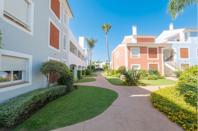 Ático de 2 habitaciones en Estepona en venta con piscina - 419.000 € (Ref: 9640475)
