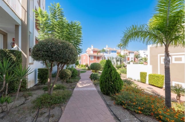 Ático de 2 habitaciones en Estepona en venta con piscina - 419.000 € (Ref: 9640475)