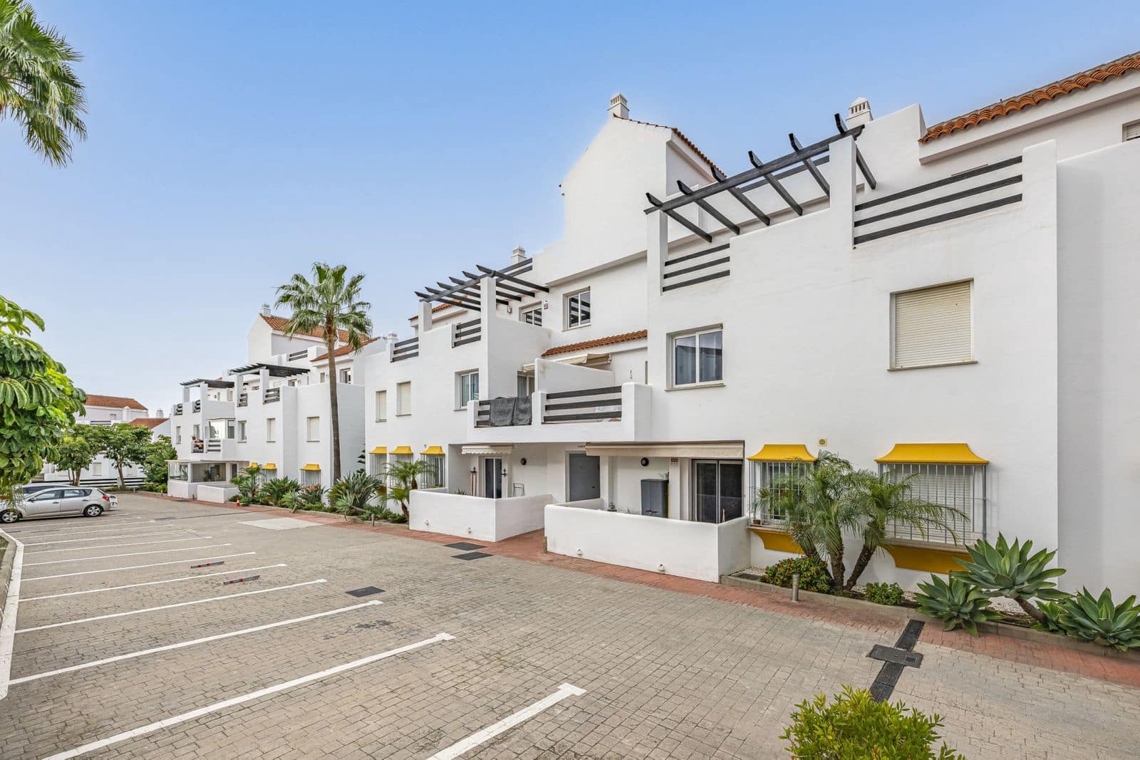 2 Zimmer Apartment zu verkaufen in Estepona mit Pool - 325.000 € (Ref: 9649857)