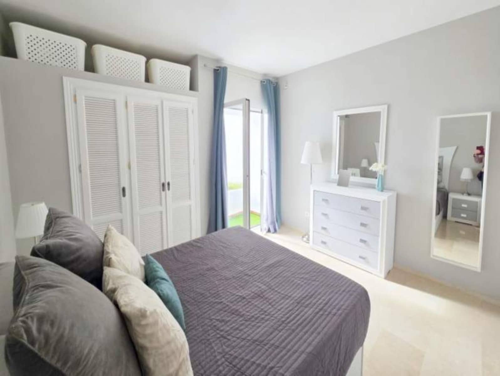 2 slaapkamer Penthouse te koop in La Duquesa / Puerto de la Duquesa met zwembad - € 295.000 (Ref: 9649883)