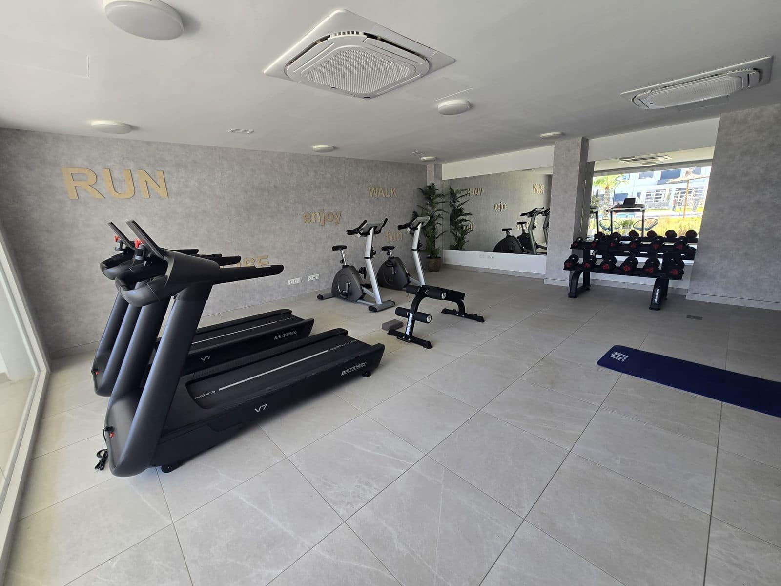 2 bedroom Apartment for sale in Estepona with pool garage - € 420,000 (Ref: 9649945)