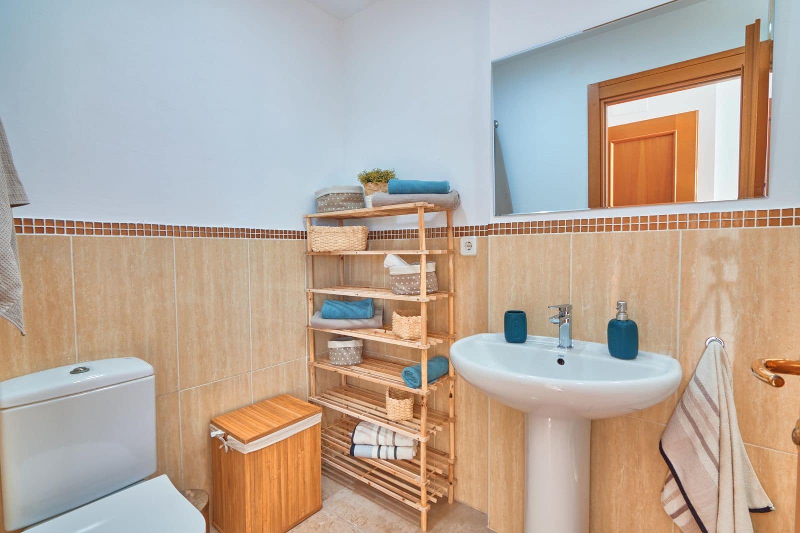 2 sypialnia Apartament na sprzedaż w La Duquesa / Puerto de la Duquesa z basenem - 320 000 € (Ref: 9656317)