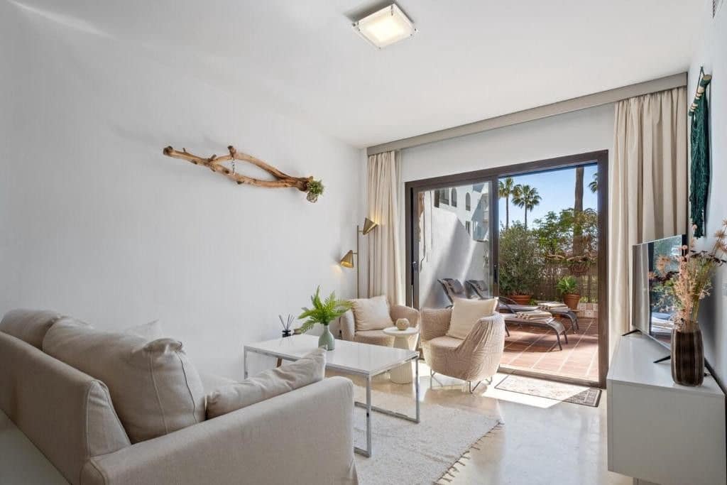 2 soveværelse Lejlighed til salg i La Duquesa / Puerto de la Duquesa med swimmingpool - € 430.000 (Ref: 9656617)