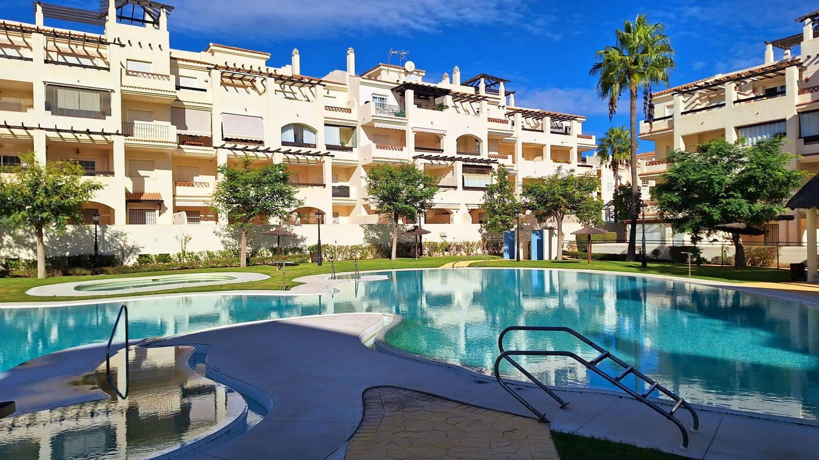 2 soveværelse Penthouse til salg i La Duquesa / Puerto de la Duquesa med swimmingpool - € 295.000 (Ref: 9656618)
