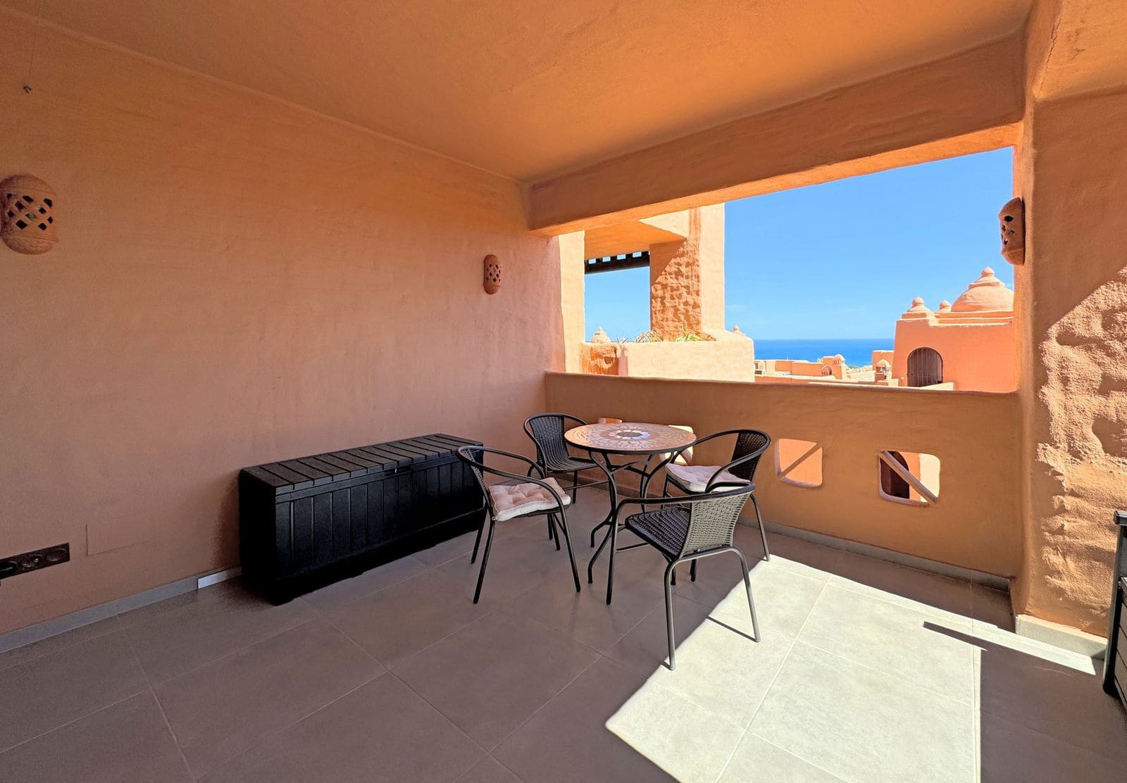 2 bedroom Apartment for sale in La Duquesa / Puerto de la Duquesa with pool - € 315,000 (Ref: 9659328)