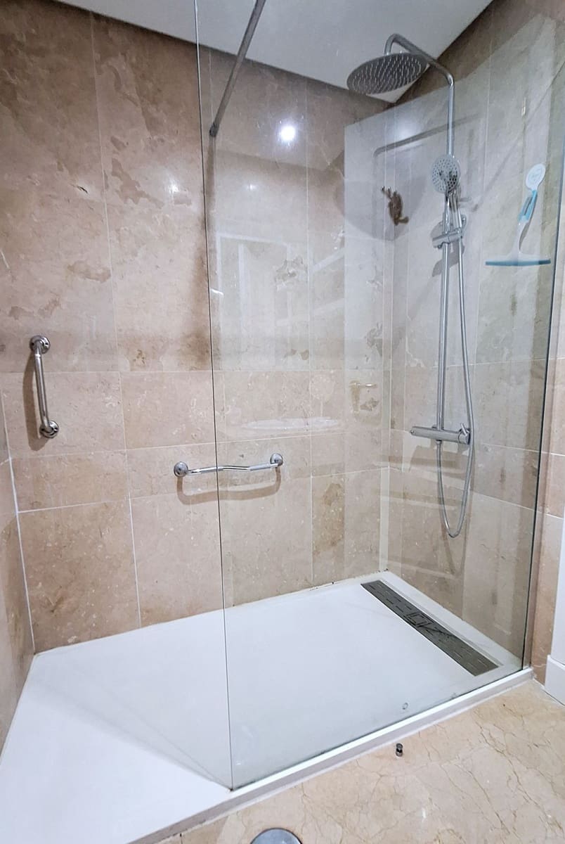 2 sovrum Lägenhet till salu i La Duquesa / Puerto de la Duquesa med pool garage - 470 000 € (Ref: 9659331)