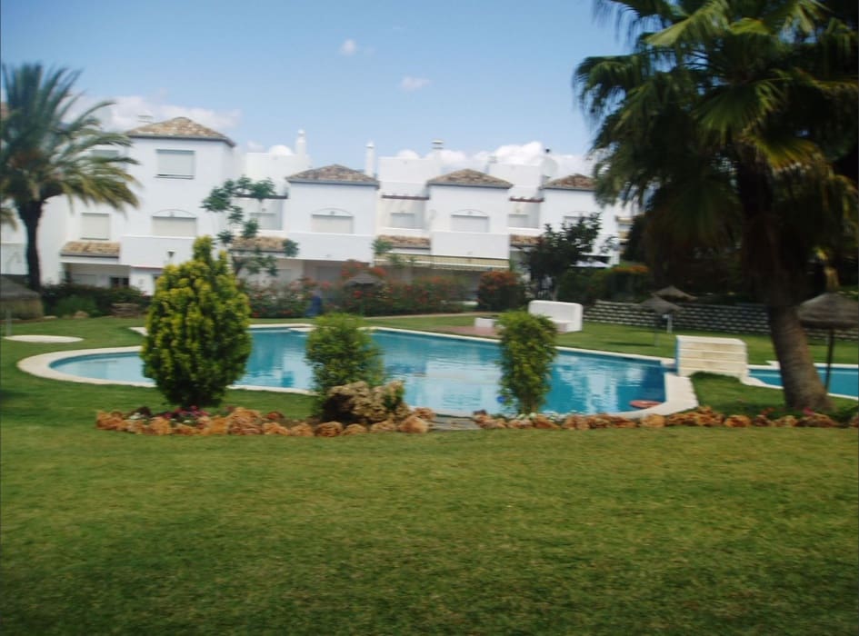 5 bedroom Townhouse for sale in Estepona with pool - € 435,000 (Ref: 9662059)
