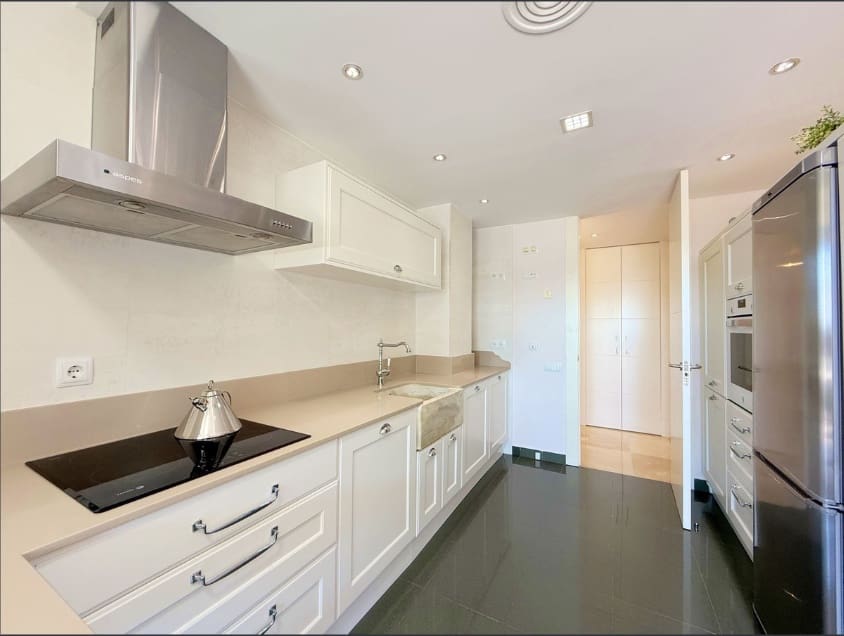 3 bedroom Apartment for sale in La Duquesa / Puerto de la Duquesa with pool garage - € 398,000 (Ref: 9662102)