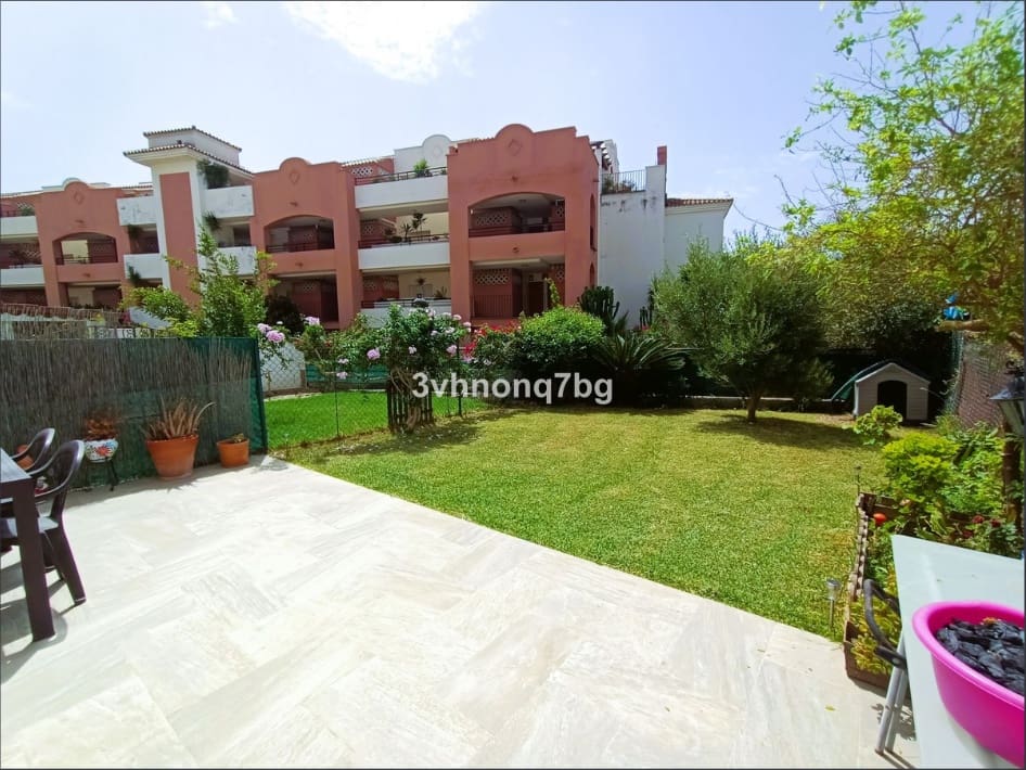 Apartamento de 2 habitaciones en La Duquesa / Puerto de la Duquesa en venta con piscina garaje - 315.000 € (Ref: 9662188)