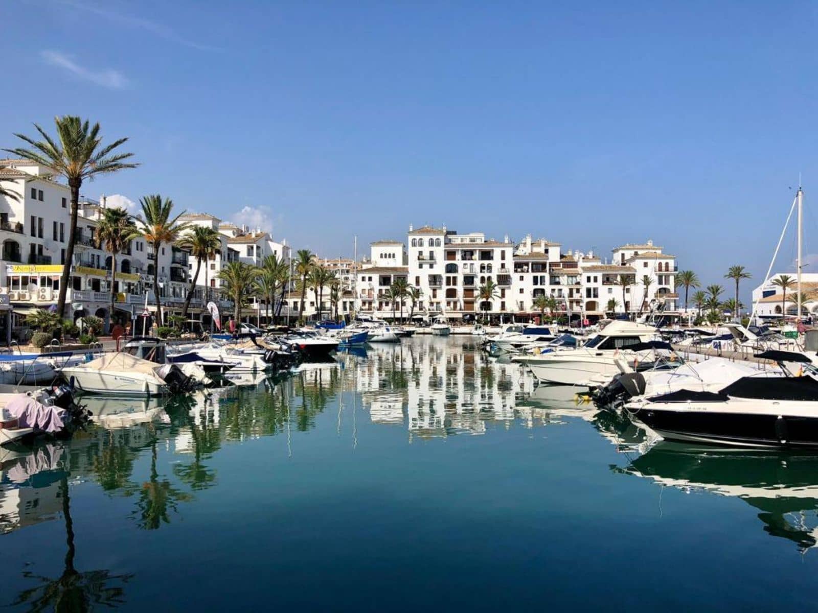 2 bedroom Apartment for sale in La Duquesa / Puerto de la Duquesa with pool - € 345,000 (Ref: 9670953)