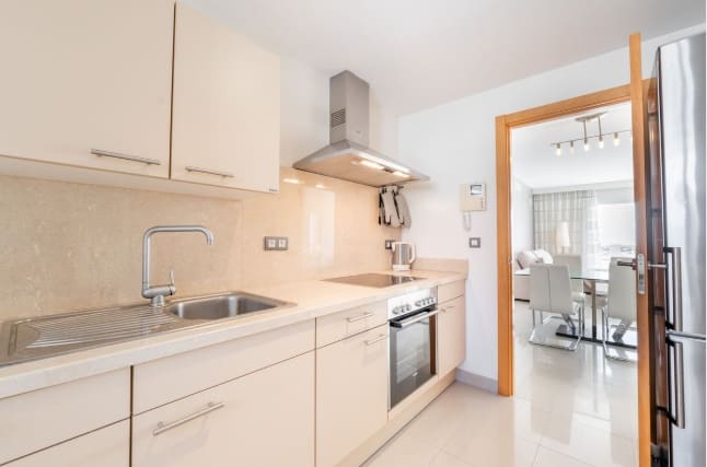 2 Zimmer Penthouse zu verkaufen in Estepona mit Pool - 419.000 € (Ref: 9674674)