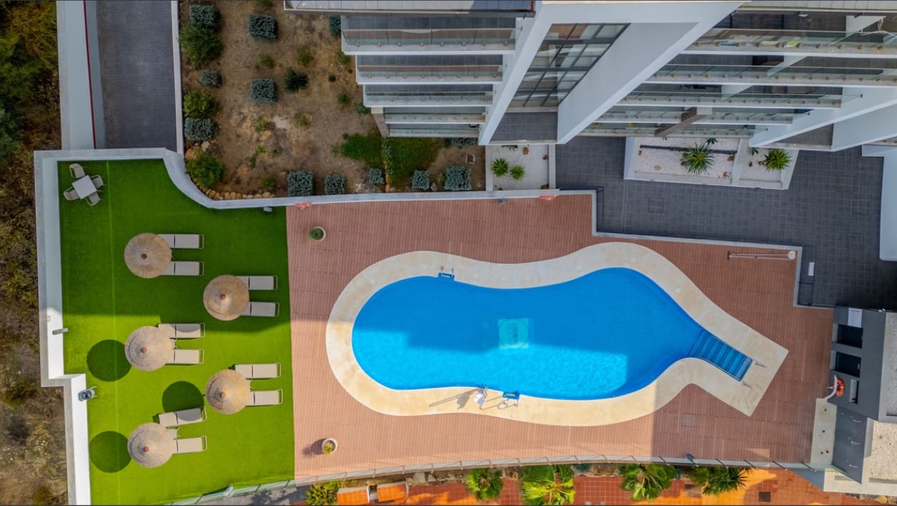 2 bedroom Penthouse for sale in La Duquesa / Puerto de la Duquesa with pool - € 380,000 (Ref: 9677683)