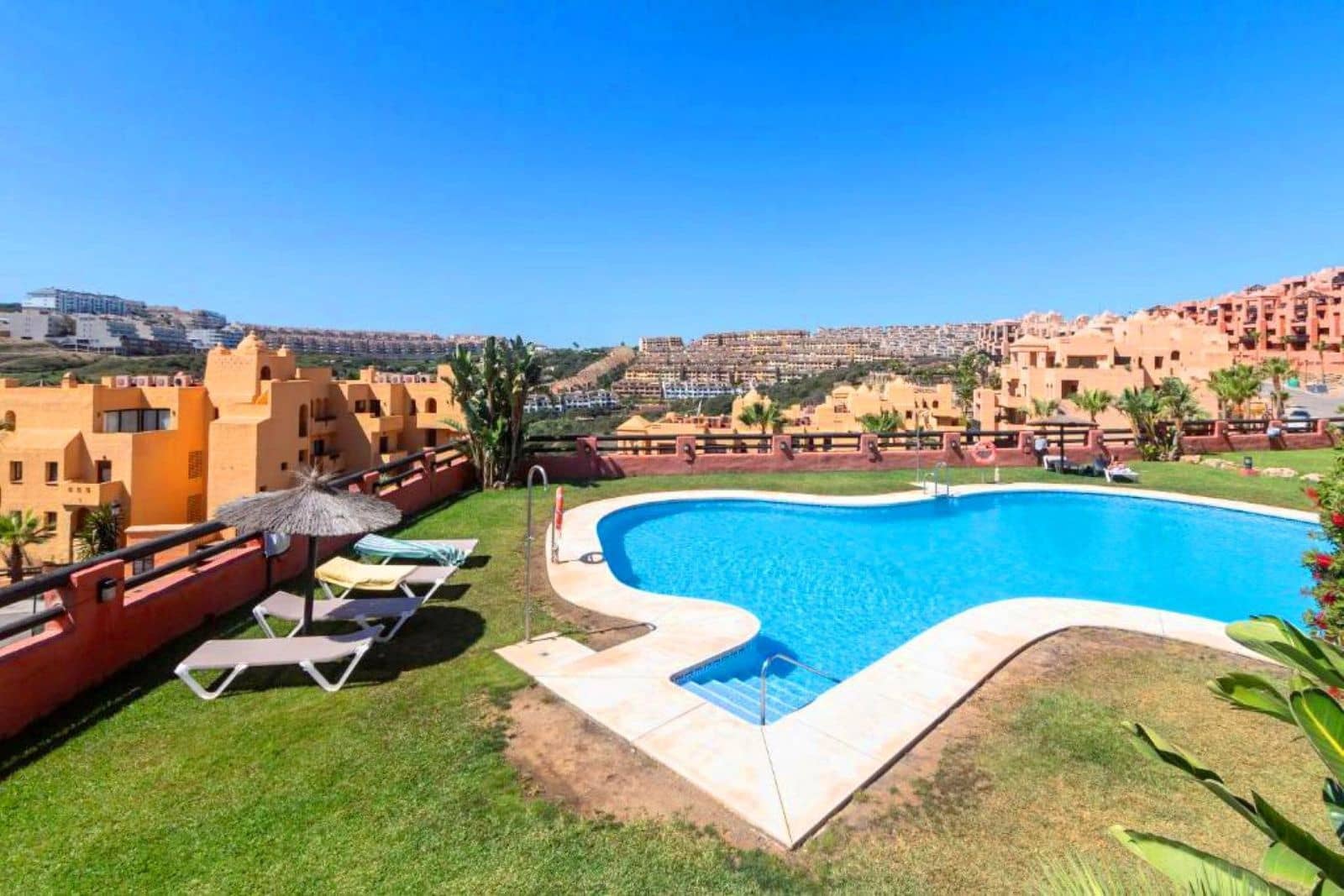 2 quarto Apartamento para venda em La Duquesa / Puerto de la Duquesa com piscina - 315 000 € (Ref: 9677685)