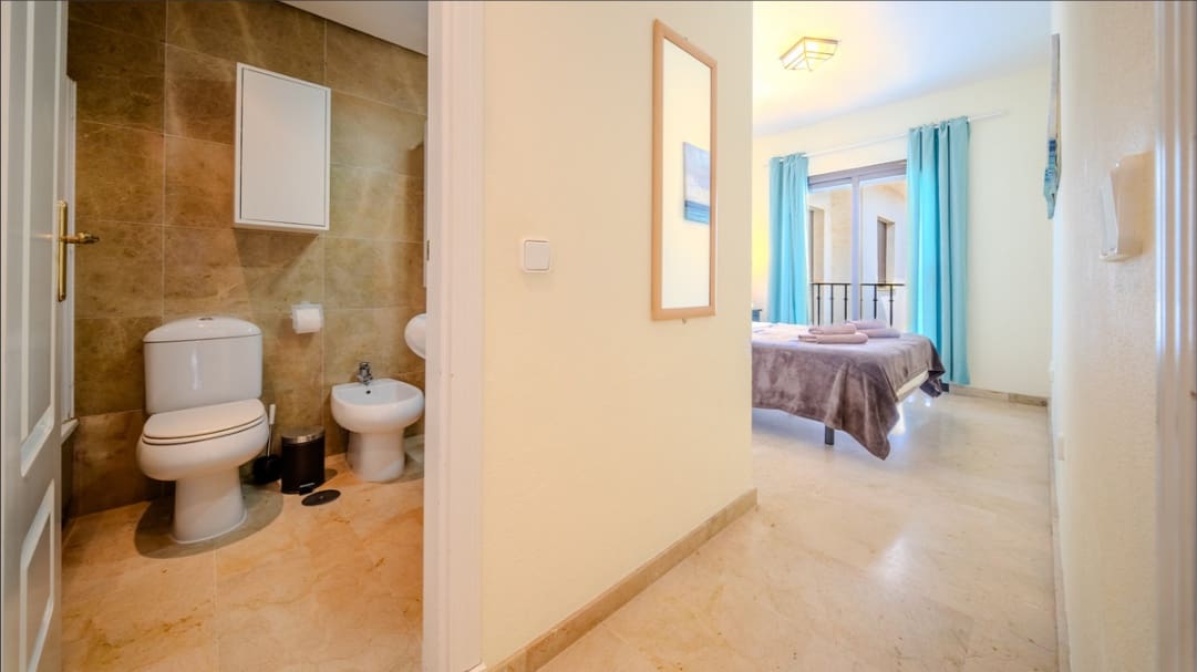 2 chambre Penthouse à vendre à La Duquesa / Puerto de la Duquesa avec piscine - 359 000 € (Ref: 9680538)