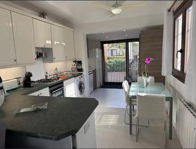 2 soverom Leilighet til salgs i Estepona med svømmebasseng garasje - € 500 000 (Ref: 9682626)