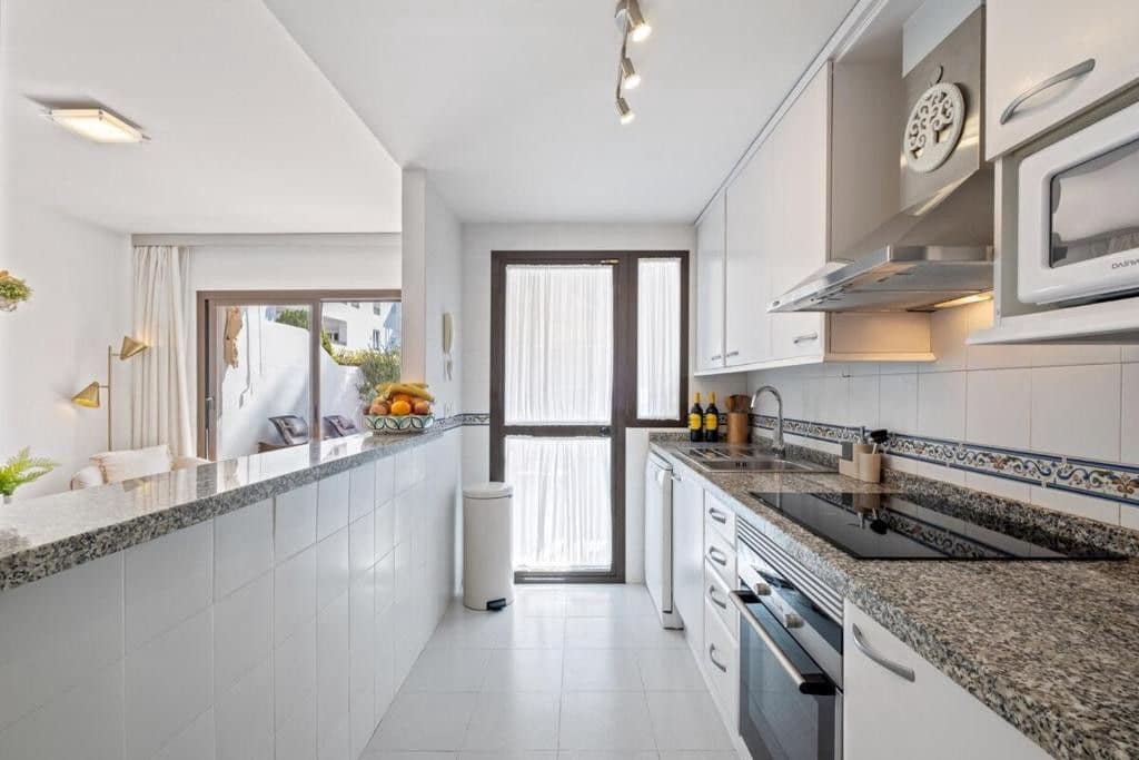 2 soveværelse Lejlighed til salg i La Duquesa / Puerto de la Duquesa med swimmingpool - € 430.000 (Ref: 9683214)