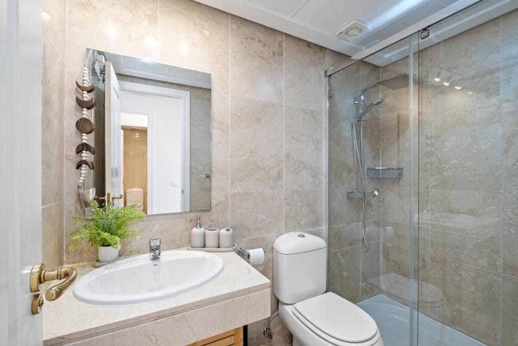 2 soveværelse Lejlighed til salg i La Duquesa / Puerto de la Duquesa med swimmingpool - € 430.000 (Ref: 9683214)