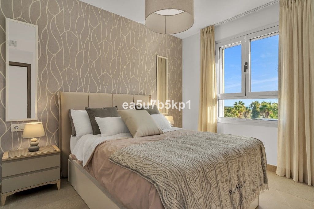 Ático de 2 habitaciones en Estepona en venta - 475.000 € (Ref: 9691582)