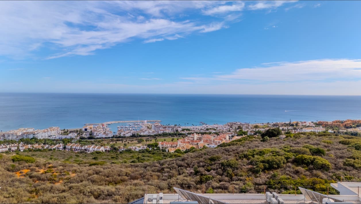 2 slaapkamer Penthouse te koop in La Duquesa / Puerto de la Duquesa met zwembad - € 365.000 (Ref: 9727493)